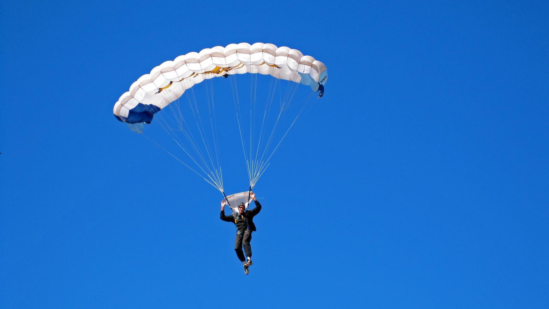 阿尔卡拉斯横扫对手晋级美网八强 新生代闪耀法拉盛公园